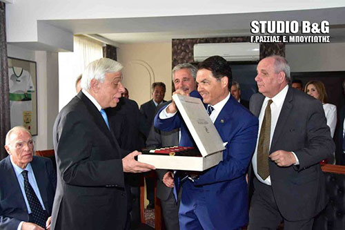The mayor of Argos city offers our wines as a gift to the President of the Hellenic Republic